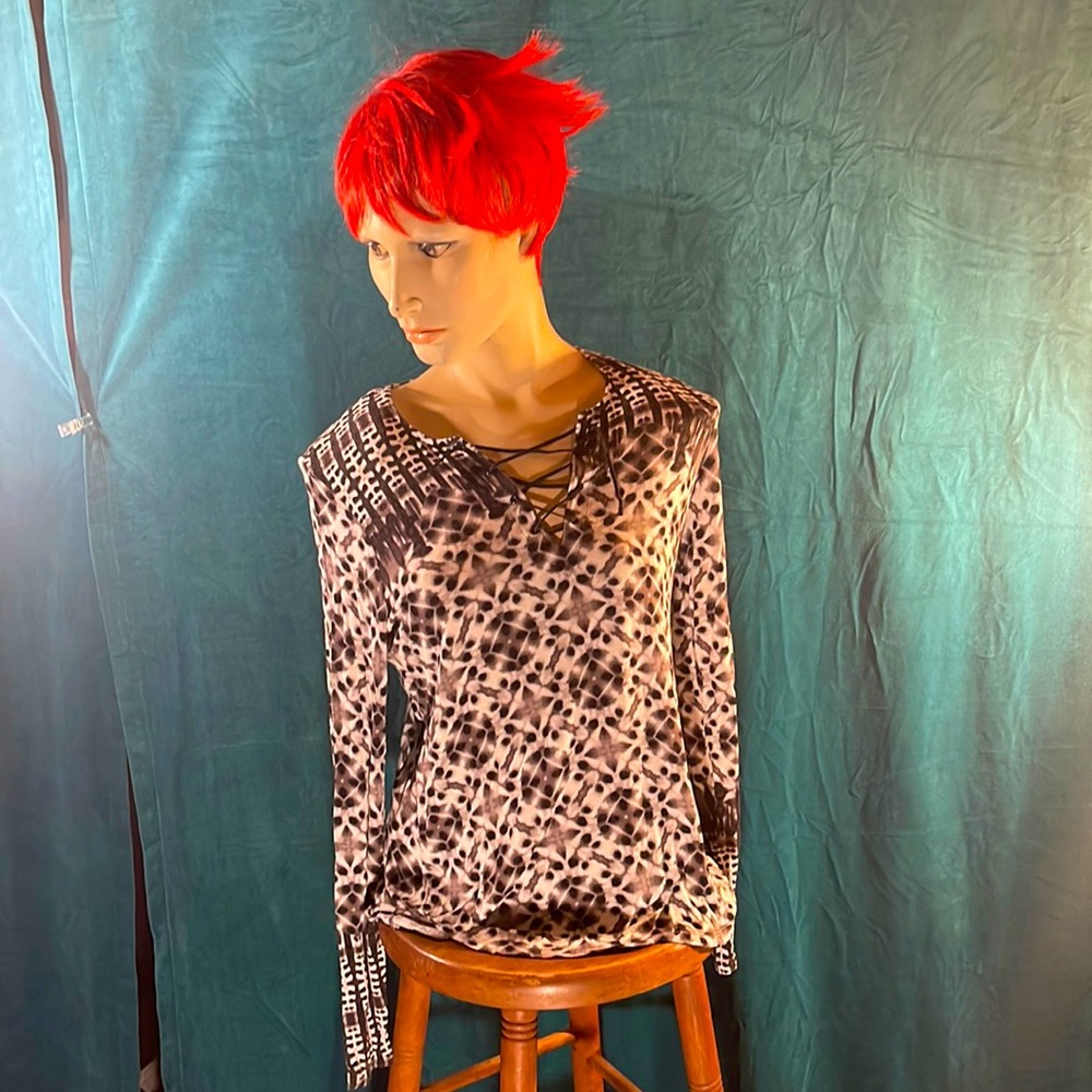 NYDJ Viscose black, gray, and white abstract print blouse. Very sleek. XS